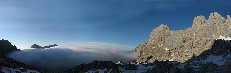 IMG_0397 Panorama.jpg - Al mattino il mare di nuvole sale dalla val d'Ambiez